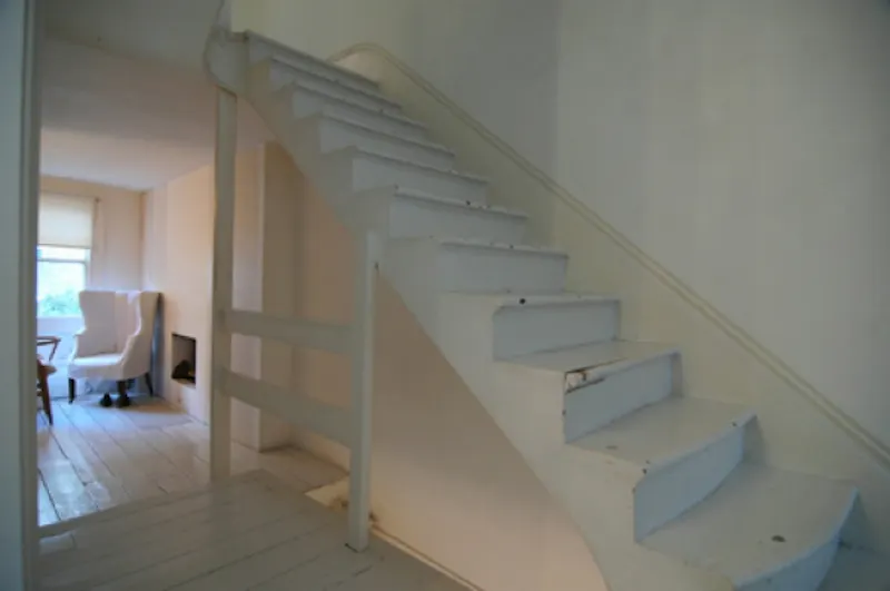 Staircase at Pared-back Ladbroke Grove house, B507 (photo 8)