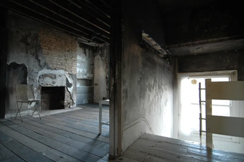 Exposed brick at Pared-back Ladbroke Grove house, B507 (photo 12)