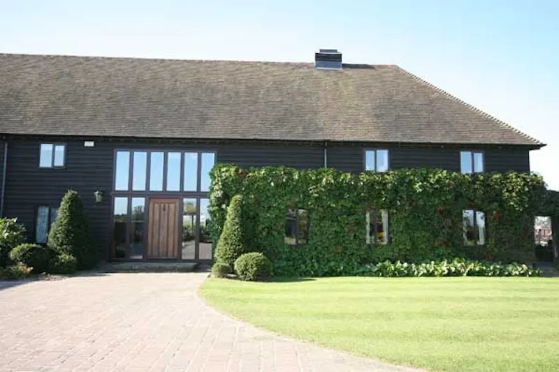 Chichester converted barn, L598 (photo 1)