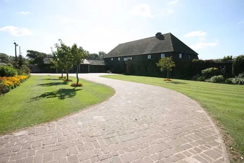 Driveway at Chichester converted barn, L598 (photo 2)