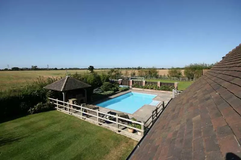 Chichester converted barn, L598 (photo 22)