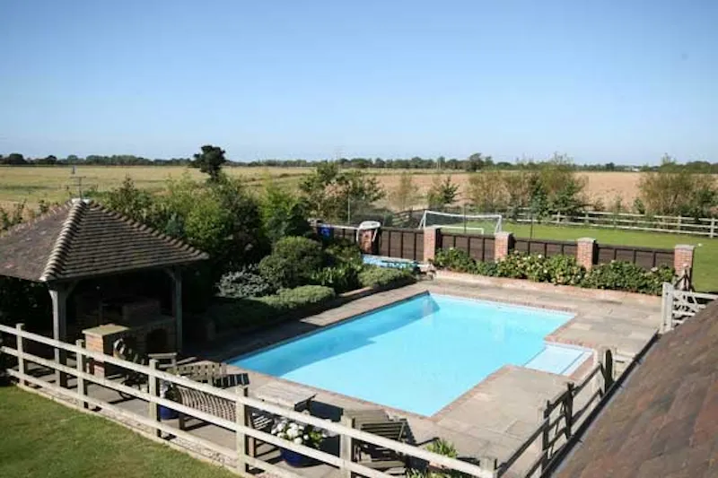 Chichester converted barn, L598 (photo 23)