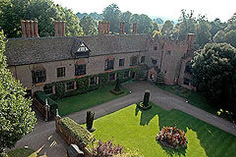 Courtyard at Buckingham Tudor mansion, H19 (photo 37)