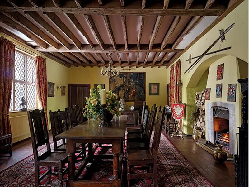Dining room at Buckingham Tudor mansion, H19 (photo 5)