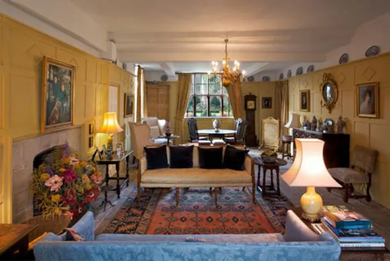 Sitting room at Buckingham Tudor mansion, H19 (photo 9)