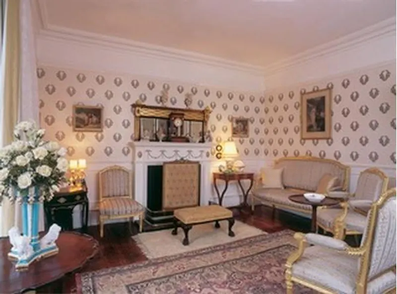 Drawing room at Buckingham Tudor mansion, H19 (photo 15)