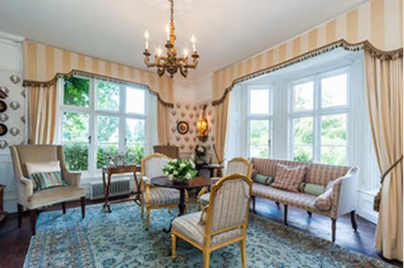 Drawing room at Buckingham Tudor mansion, H19 (photo 19)