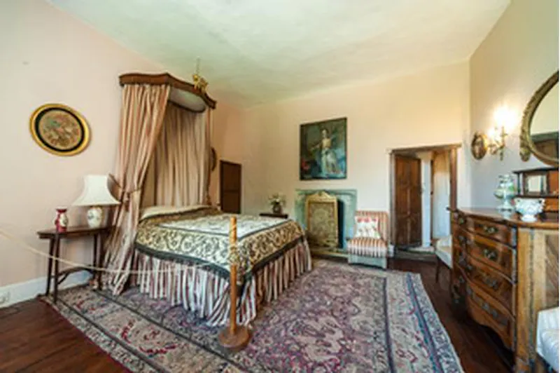 Bedroom at Buckingham Tudor mansion, H19 (photo 24)