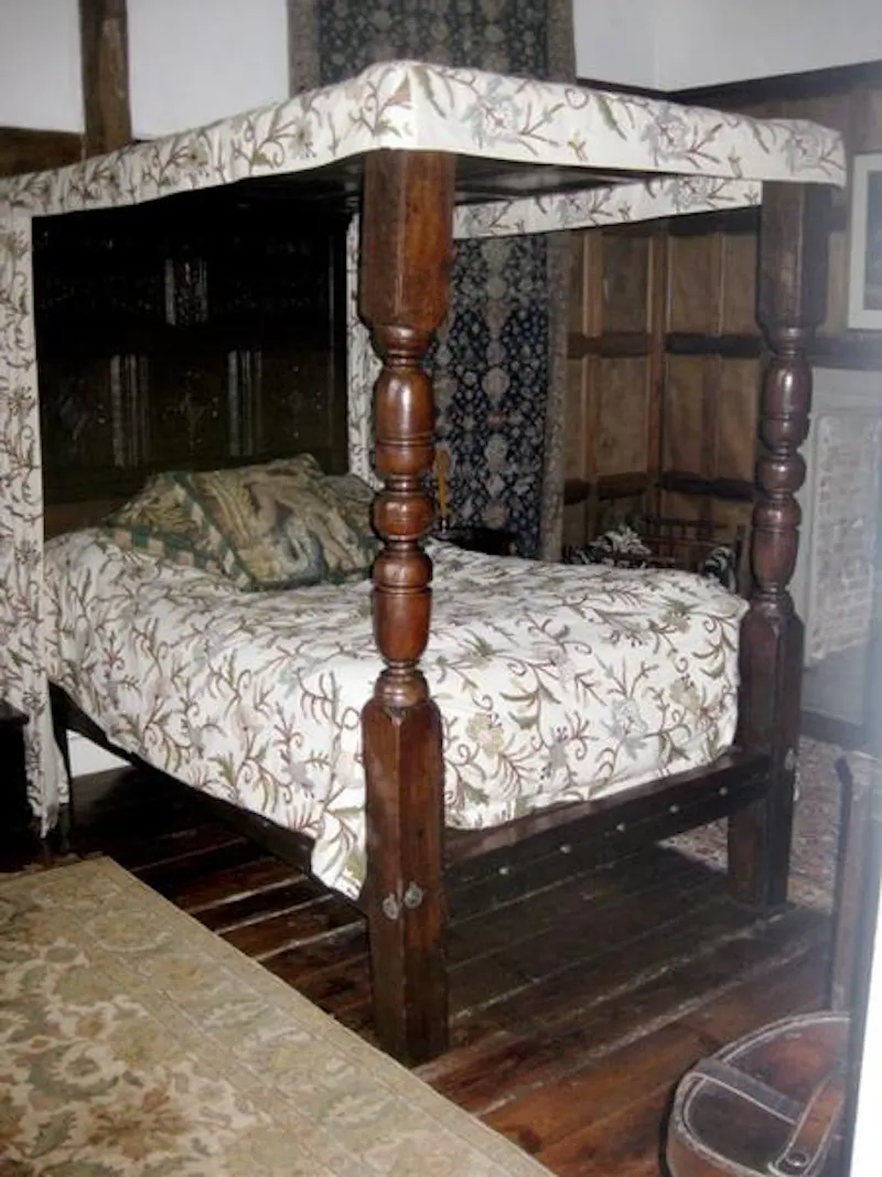 Bedroom at Buckingham Tudor mansion, H19 (photo 22)