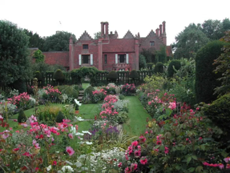 Garden at Buckingham Tudor mansion, H19 (photo 38)