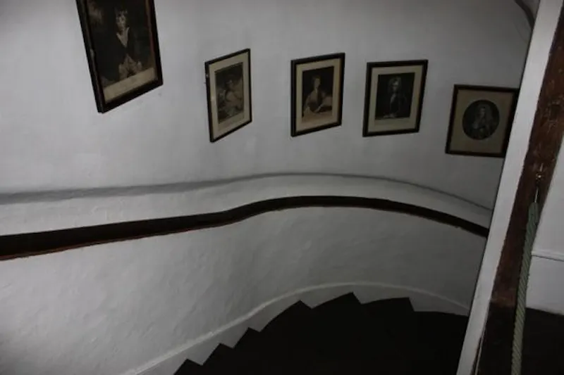Staircase at Buckingham Tudor mansion, H19 (photo 26)