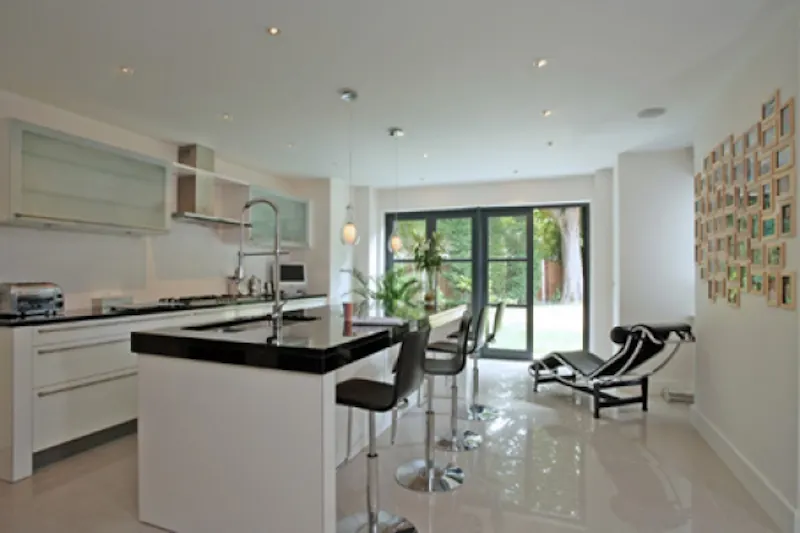 Kitchen island at Contemporary Chislehurst house, D1935 (photo 2)