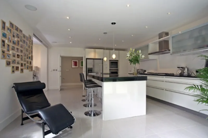 Kitchen at Contemporary Chislehurst house, D1935 (photo 3)