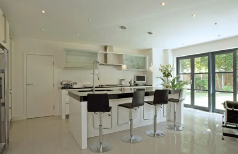 French doors at Contemporary Chislehurst house, D1935 (photo 4)