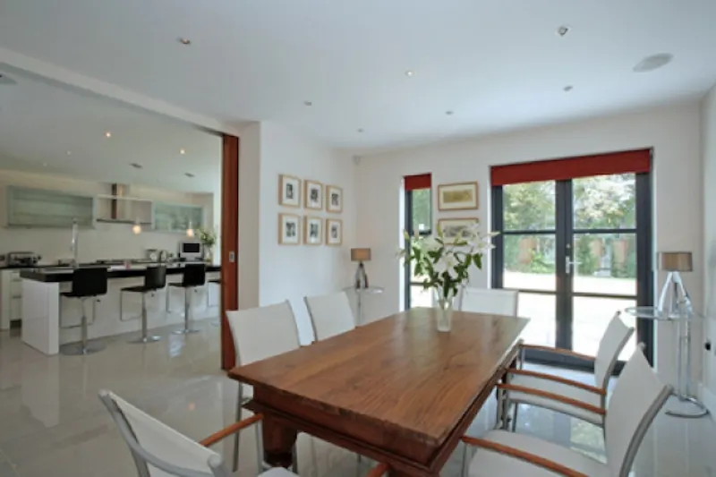 Dining room at Contemporary Chislehurst house, D1935 (photo 5)