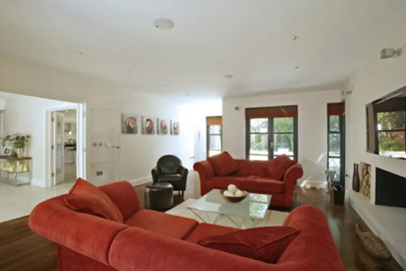 Living Room at Contemporary Chislehurst house, D1935 (photo 8)