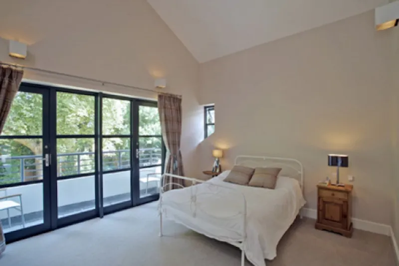 Bedroom at Contemporary Chislehurst house, D1935 (photo 12)
