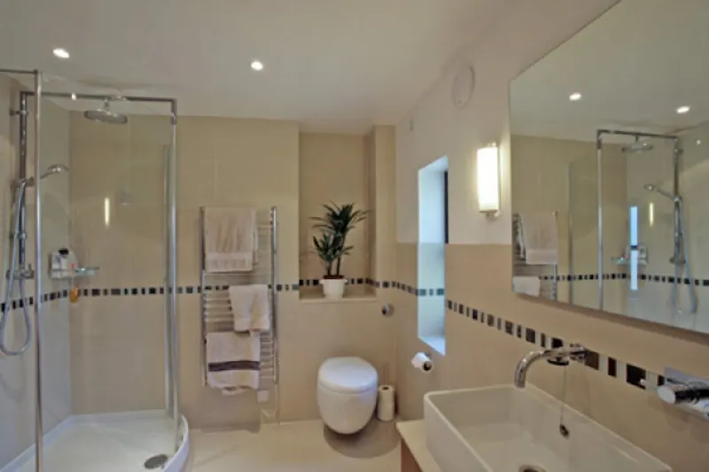 Bathroom at Contemporary Chislehurst house, D1935 (photo 14)