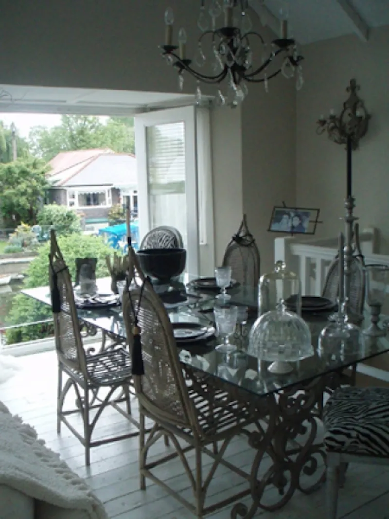 Dining room at Riverside bungalow in Sunbury, D1937 (photo 5)
