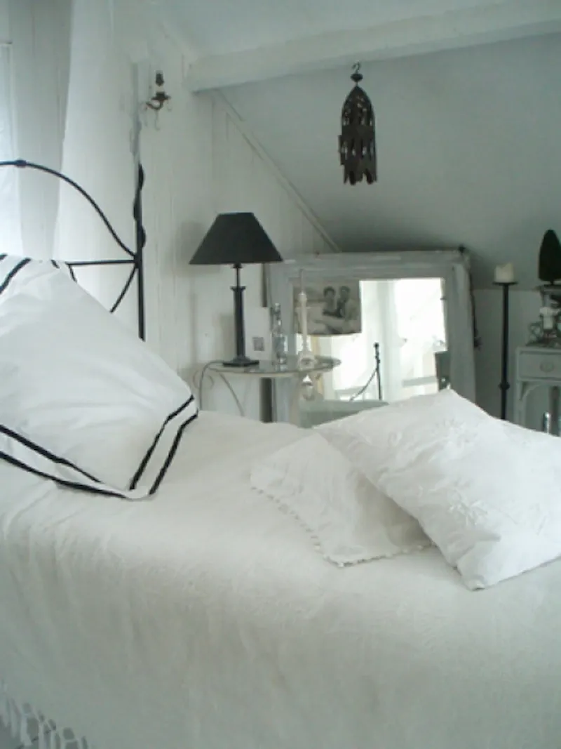 Bedroom at Riverside bungalow in Sunbury, D1937 (photo 8)