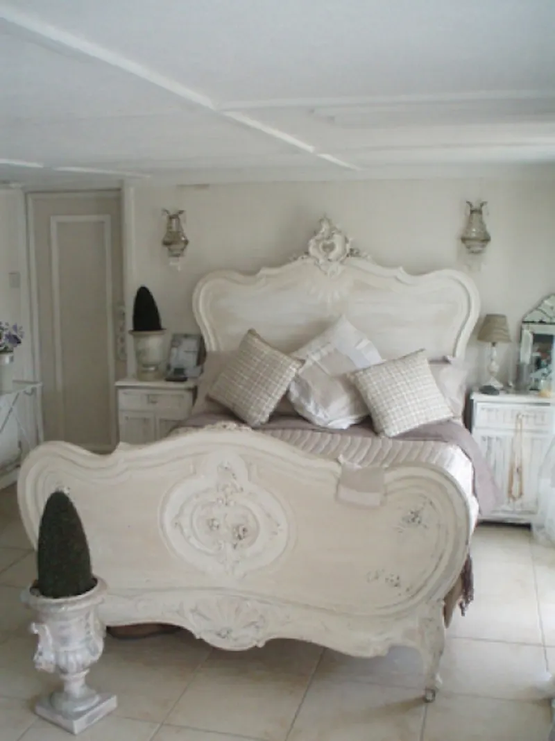 Bedroom at Riverside bungalow in Sunbury, D1937 (photo 9)