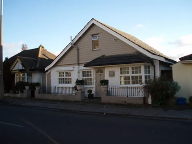 Riverside bungalow in Sunbury, D1937 (photo 1)