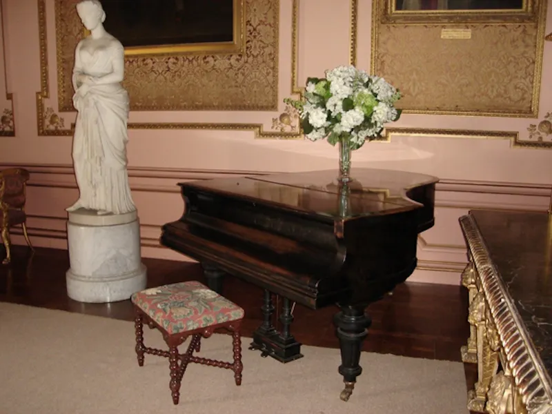 Piano at Stately home near Rugby, A1244 (photo 7)
