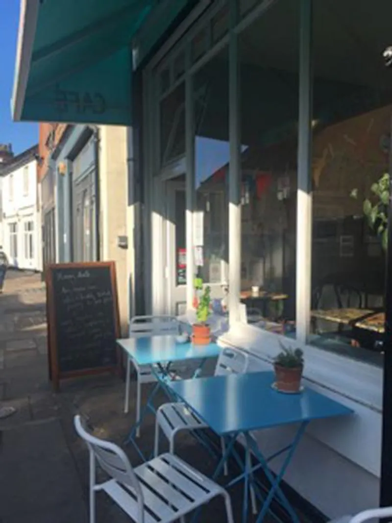 Belsize Cafe, R711 (photo 1)