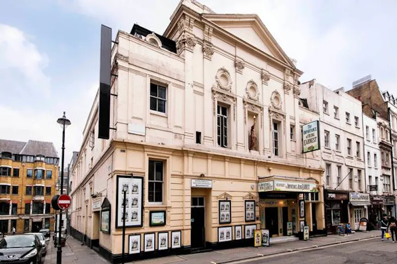 Historic Piccadilly theatre, P569 (photo 1)