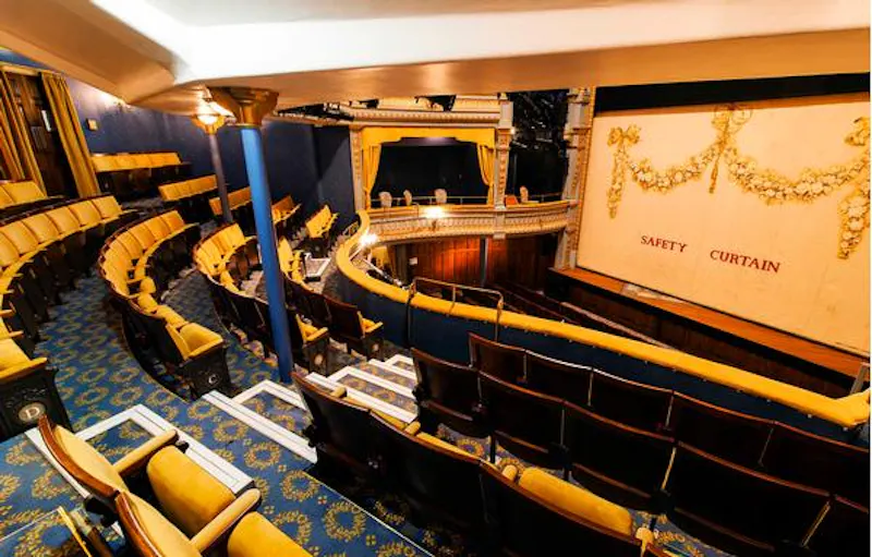 Historic Piccadilly theatre, P569 (photo 3)