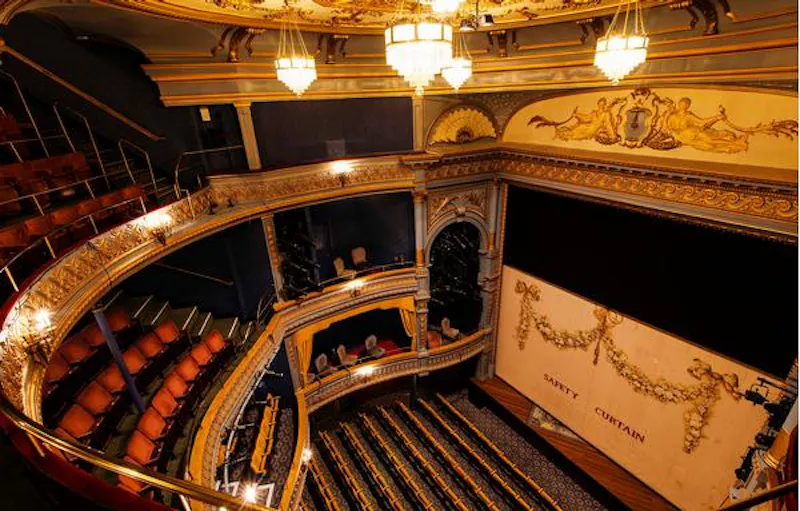Historic Piccadilly theatre, P569 (photo 4)