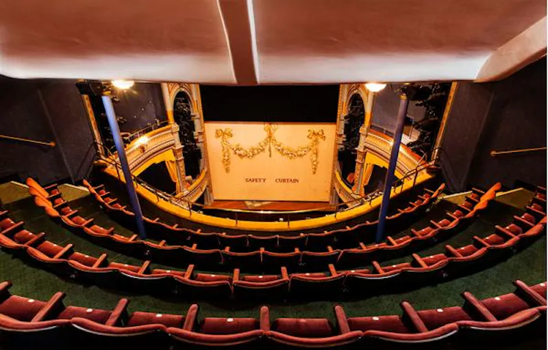 Historic Piccadilly theatre, P569 (photo 5)