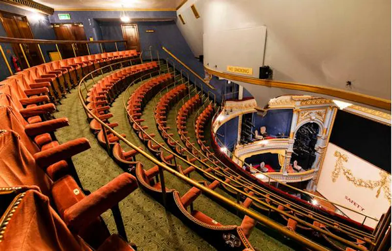 Historic Piccadilly theatre, P569 (photo 7)