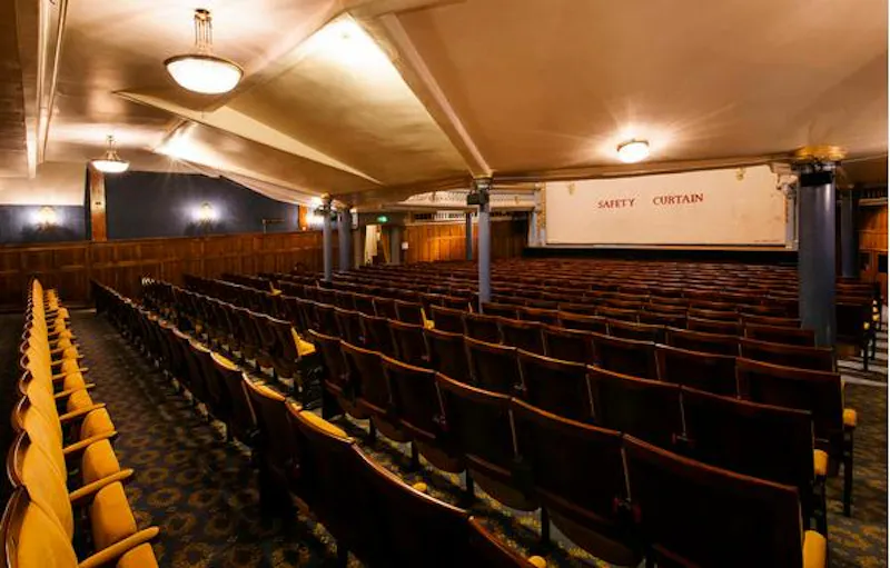 Historic Piccadilly theatre, P569 (photo 8)
