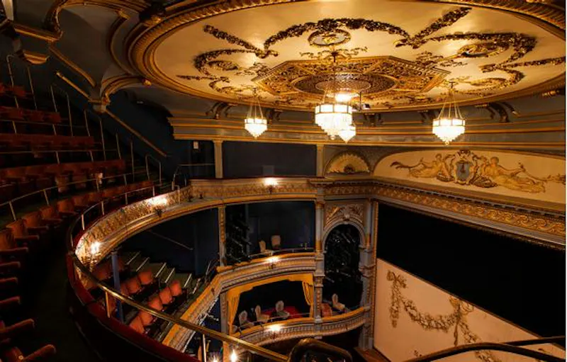 Historic Piccadilly theatre, P569 (photo 9)
