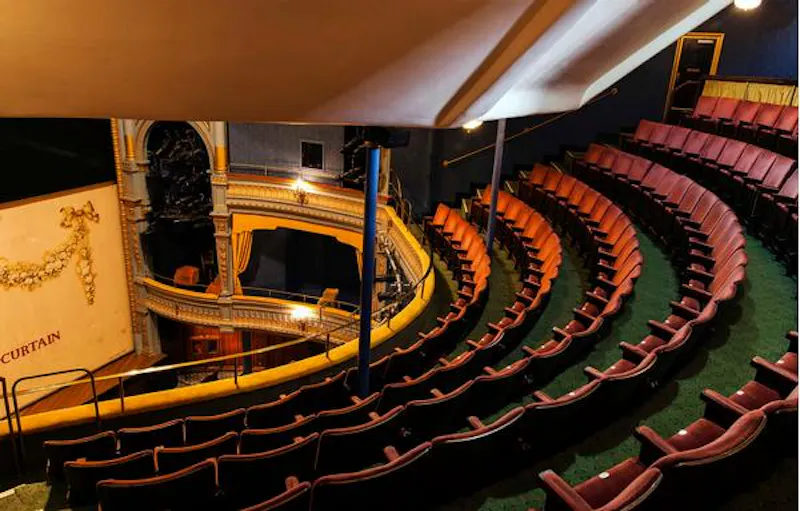 Historic Piccadilly theatre, P569 (photo 10)