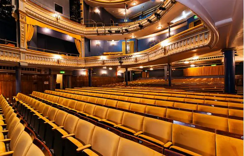 Historic Piccadilly theatre, P569 (photo 11)