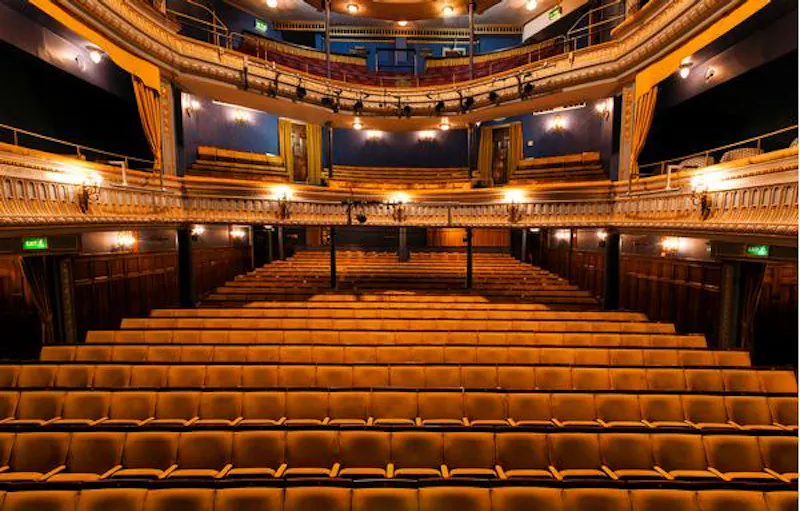 Historic Piccadilly theatre, P569 (photo 12)