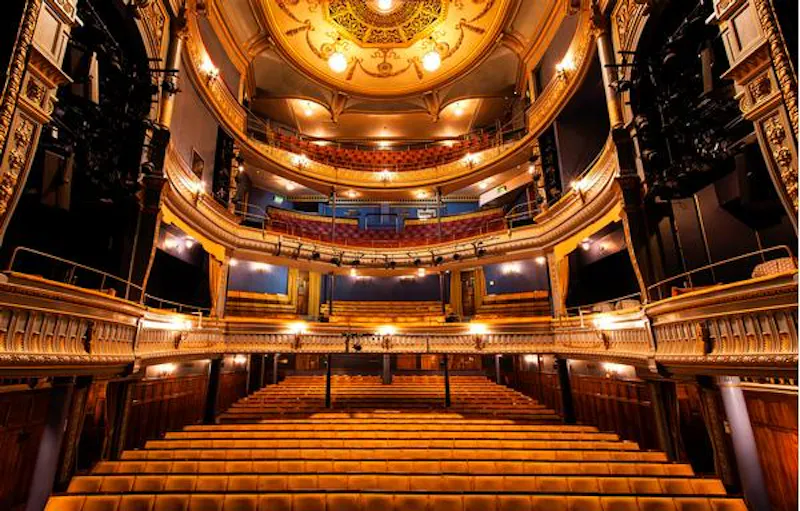 Historic Piccadilly theatre, P569 (photo 14)
