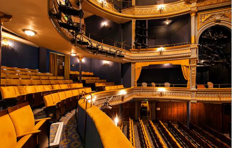 Historic Piccadilly theatre, P569 (photo 15)