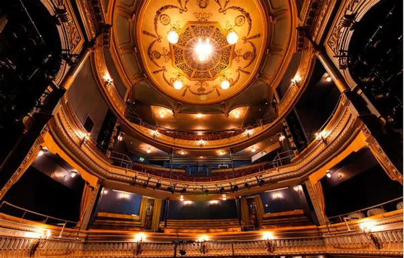 Historic Piccadilly theatre, P569 (photo 16)