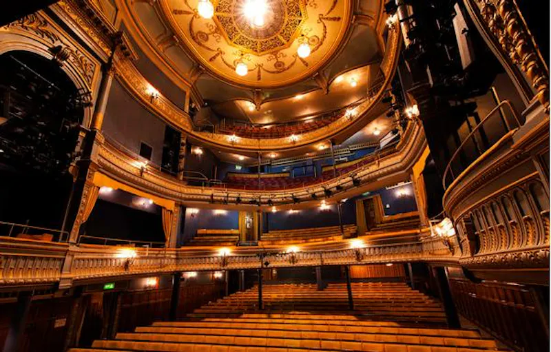 Historic Piccadilly theatre, P569 (photo 17)