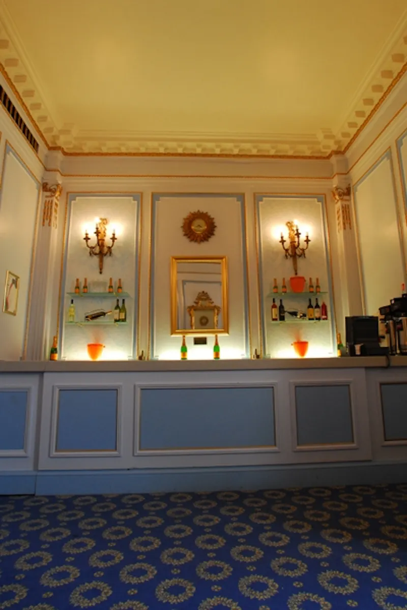 Bar at Historic Piccadilly theatre, P569 (photo 22)