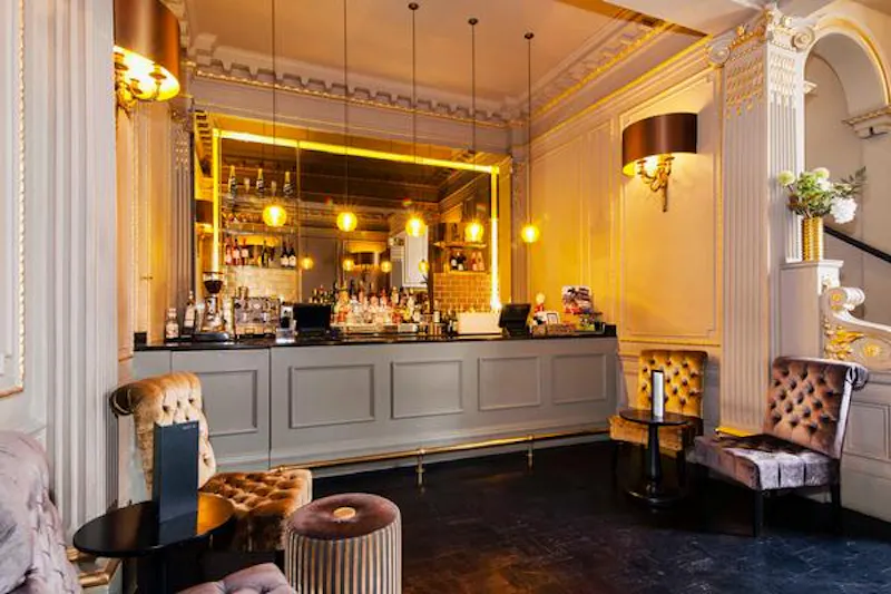 Bar at Historic Piccadilly theatre, P569 (photo 29)