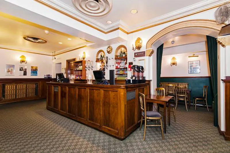Historic Piccadilly theatre, P569 (photo 31)