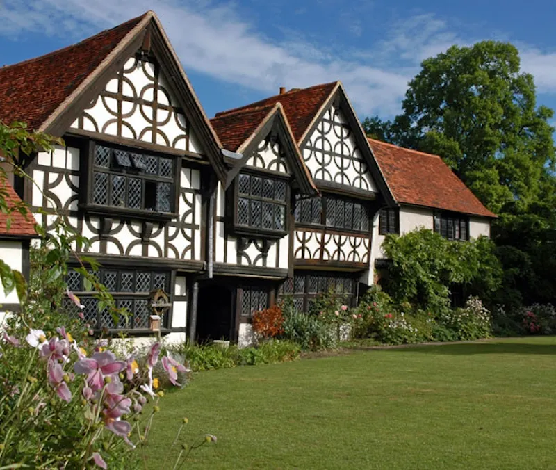 Surrey Hills listed manor house, M68 (photo 1)