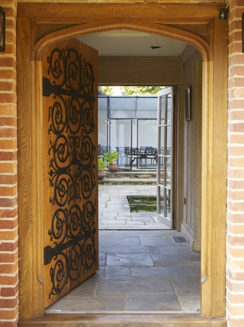 Surrey Hills listed manor house, M68 (photo 2)
