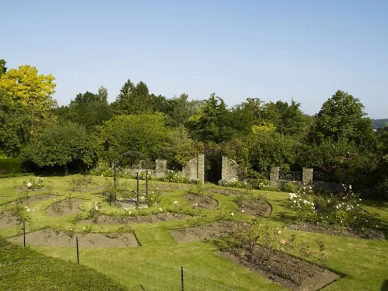 Garden at Surrey Hills listed manor house, M68 (photo 31)