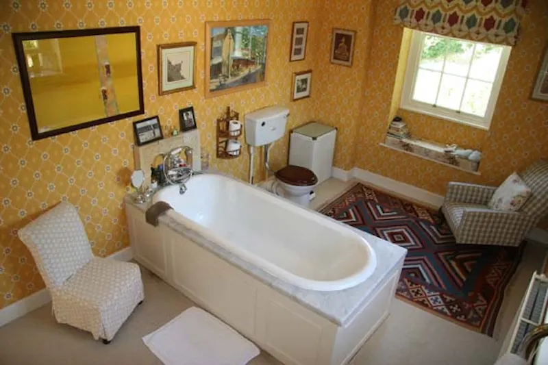 Bathroom at Traditional Burford farmhouse, L583 (photo 8)