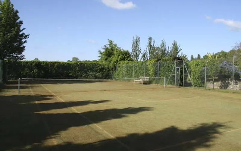 Tennis court at Traditional Burford farmhouse, L583 (photo 18)